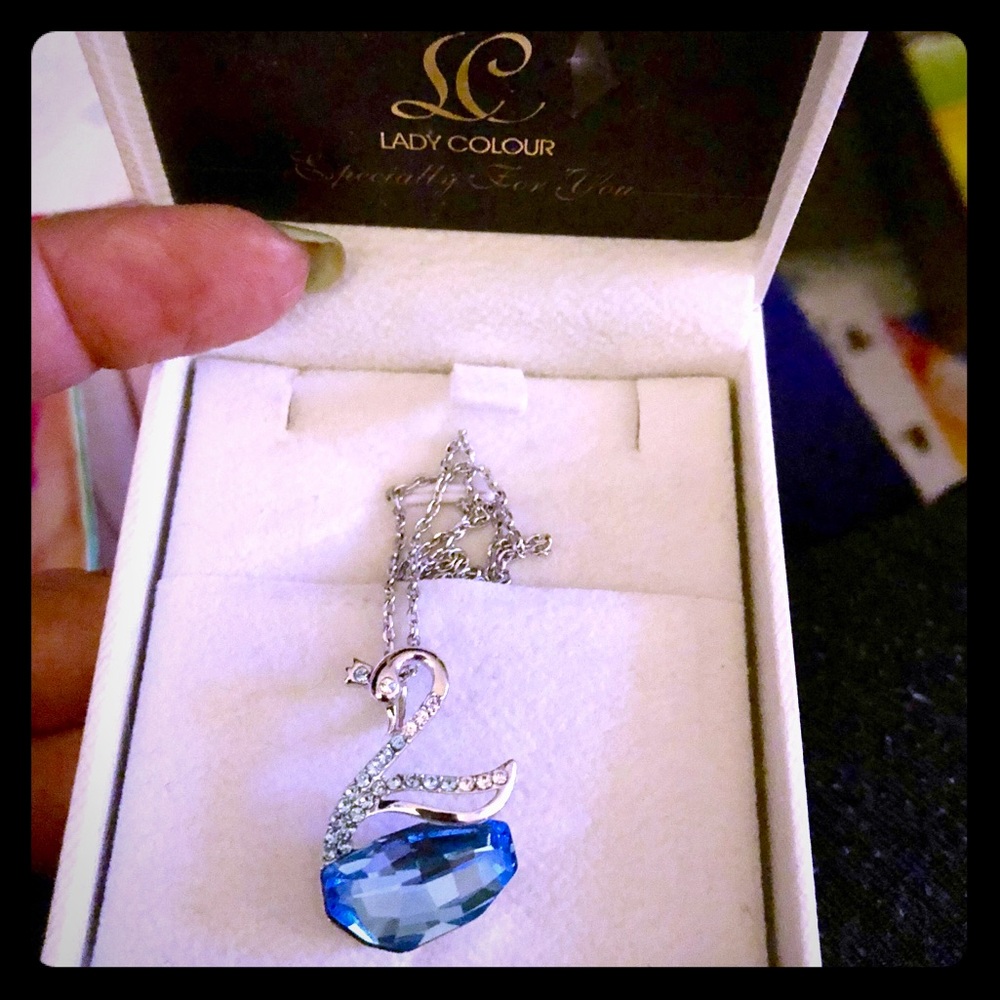 LADY COLOUR 
Swan Lake Engraved Love Necklace